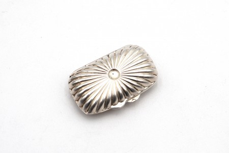 Caixa de comprimidos em prata canelada e interior dourado